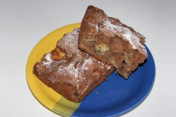 Шоколадная шарлотка с яблоками